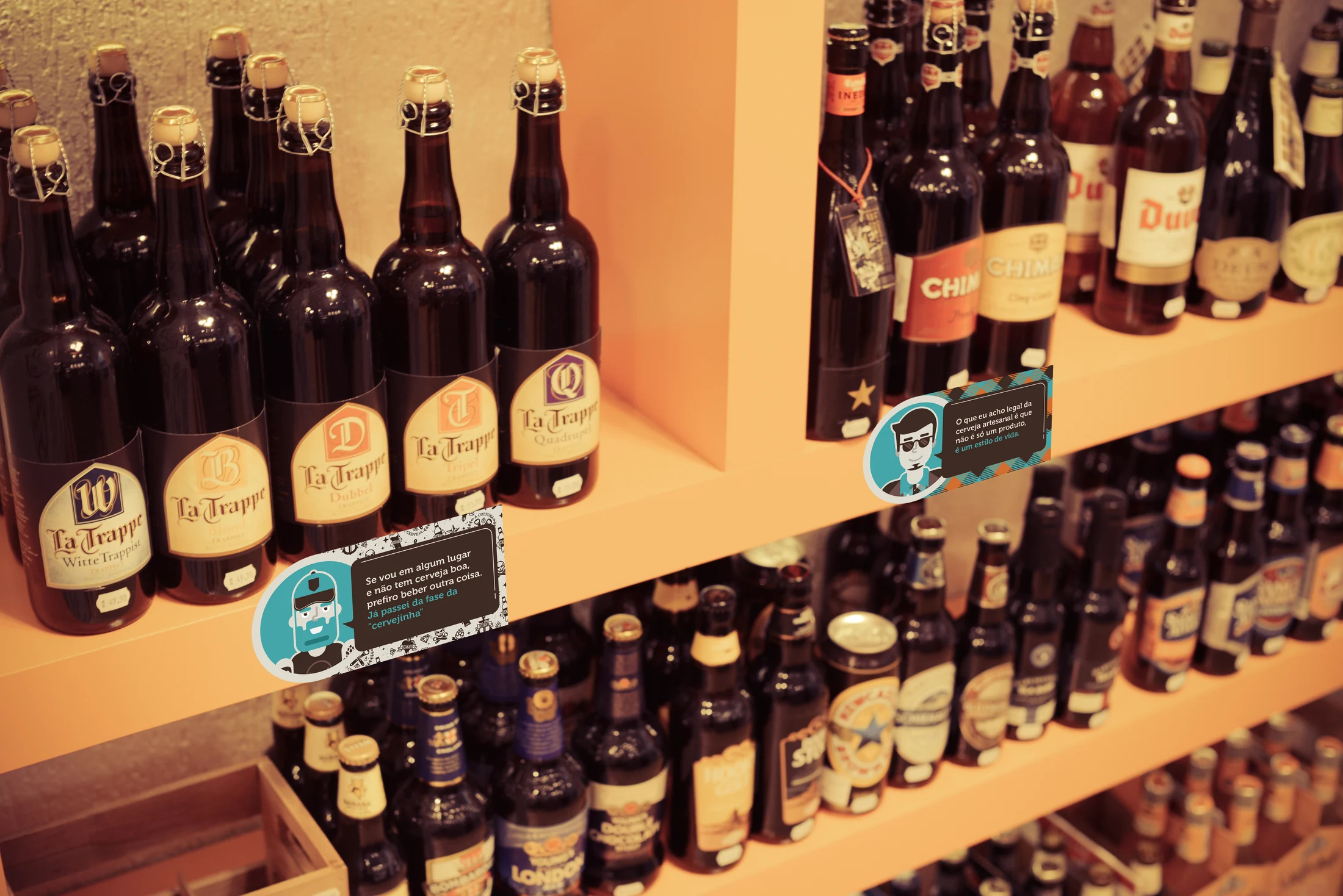 Materiais de Dia dos Pais orientando a escolha de cervejas nas gôndolas da loja.