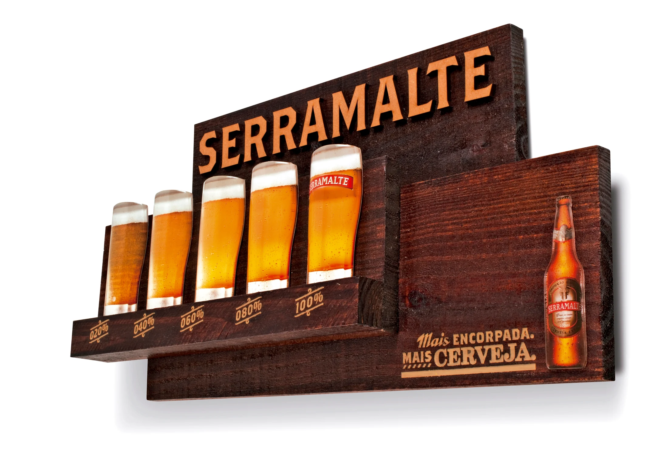 Display de parede Serramalte em madeira, com composição de copos e garrafa.