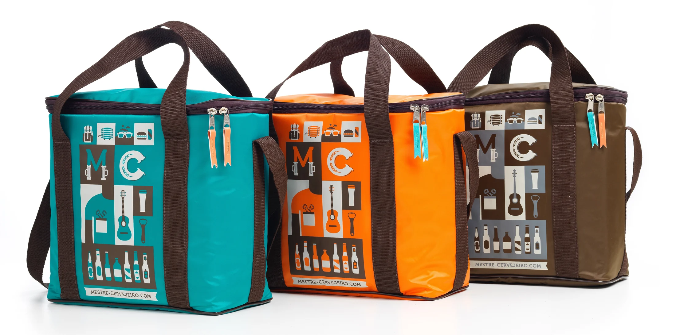 Três bolsas estampadas da Mestre-Cervejeiro.com, nas cores turquesa, laranja e marrom.