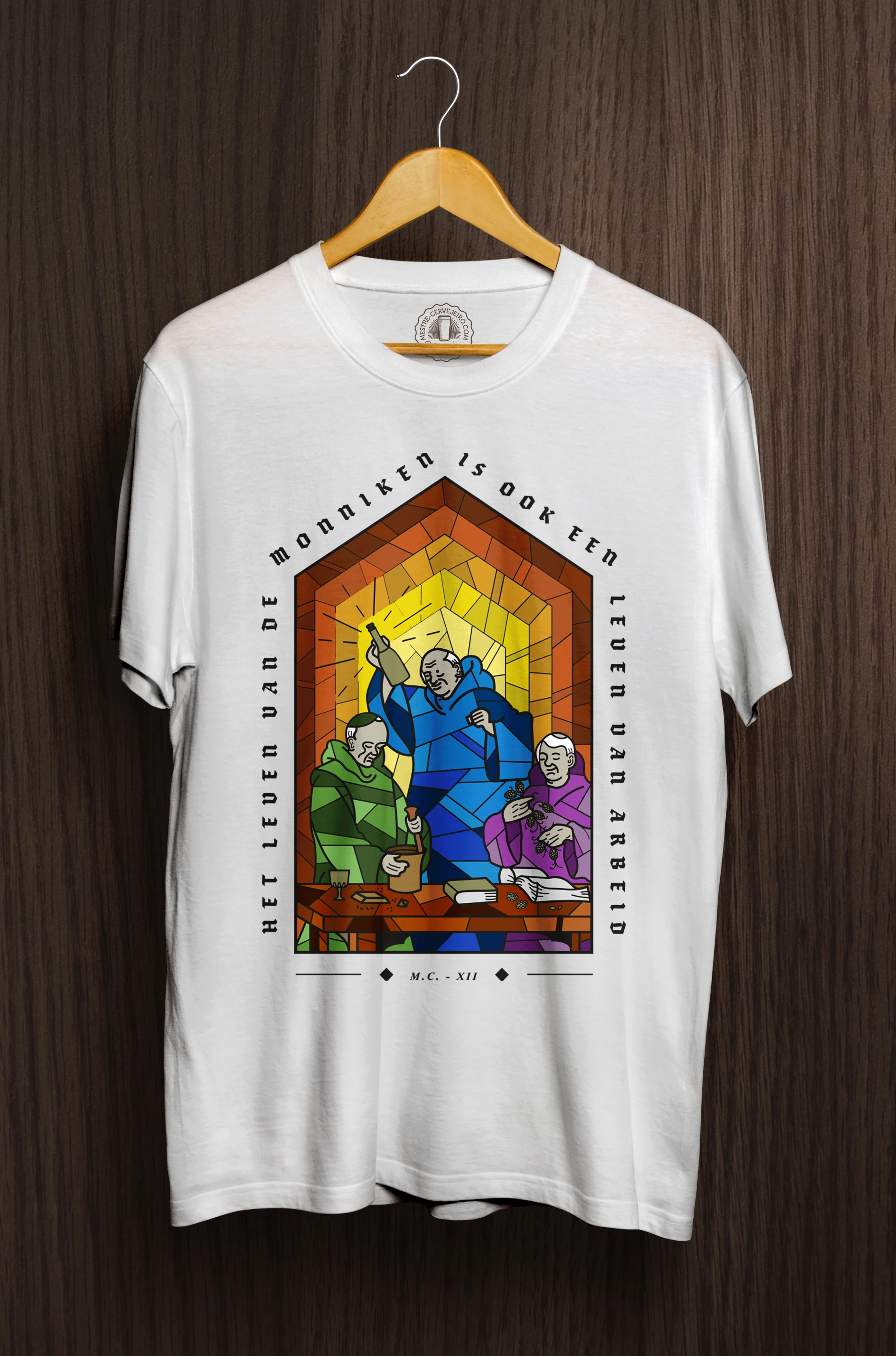 Camiseta branca com ilustração temática da Mestre-Cervejeiro.com.